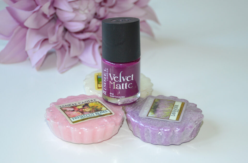 Jesenski lak za nohte Rimmel Velvet Matte